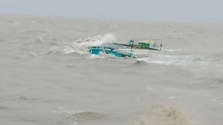 হাতিয়ায় লবণবোঝাই বলগেট ডুবে বৃদ্ধের মৃত্যু, উদ্ধার ৭