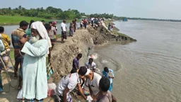সাতক্ষীরায় বেড়িবাঁধে ভয়াবহ ভাঙন, প্লাবনের আশঙ্কা
