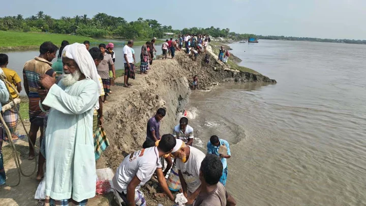 সাতক্ষীরায় বেড়িবাঁধে ভয়াবহ ভাঙন, প্লাবনের আশঙ্কা