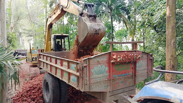 এশিয়া পোস্টে সংবাদ প্রকাশের পর সড়কের নিম্নমানের ইট অপসারণ