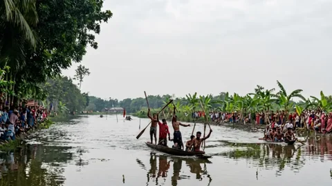 কুষ্টিয়ায় সরু খালে ব্যতিক্রমী ডিঙ্গি নৌকা বাইচ