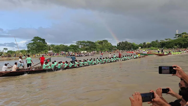 ৩০ বছর পর শরীয়তপুরে নৌকা বাইচ, মানুষের ঢল