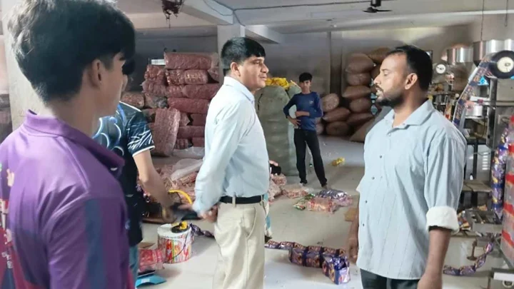 নামিদামি ব্র্যান্ডের নকল মোড়কে চিপস বিক্রি, ১ লাখ টাকা জরিমানা