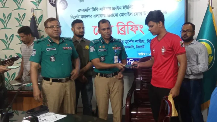 উদ্ধার হওয়া ৫২ মোবাইল ফোন মালিকদের ফিরিয়ে দিল পুলিশ