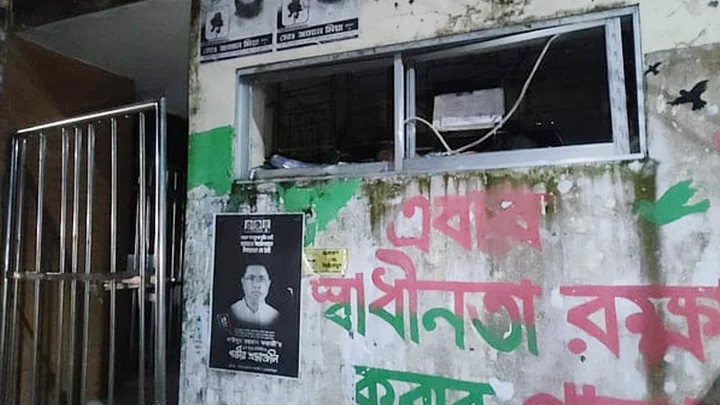 ওসির কক্ষে ঢুকতে না পেরে বিএনপি নেতার বাগবিতণ্ডা, থানার ফটক ভাঙচুর