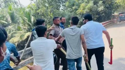 ছাত্রলীগের মিছিল থেকে পুলিশের গাড়িতে হামলা, ২ পুলিশকে মারধর