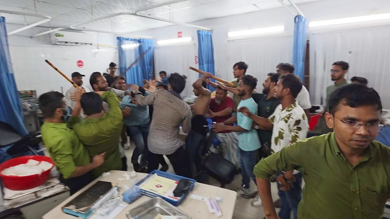 ন্যাশনাল হাসপাতালের জরুরি বিভাগে শিবির ও ছাত্রশক্তির নেতাদের ওপর হামলা