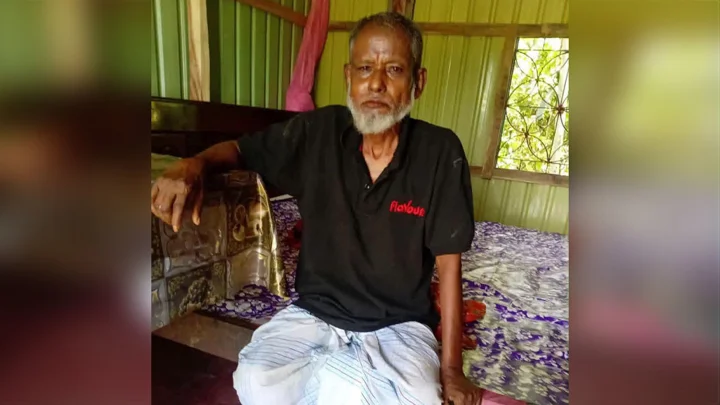 দুর্গন্ধের রহস্য খুঁজতে গিয়ে মিলল বৃদ্ধের লাশ