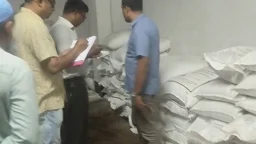 পাবনায় অবৈধভাবে সার মজুত, দুই ব্যবসায়ীকে ৮০ হাজার টাকা জরিমানা