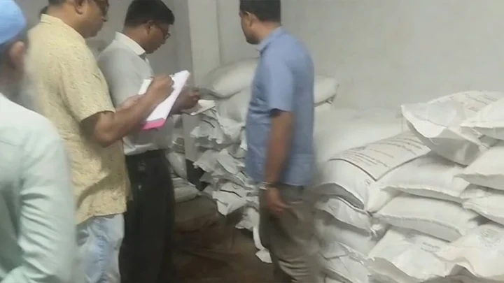 পাবনায় অবৈধভাবে সার মজুত, দুই ব্যবসায়ীকে ৮০ হাজার টাকা জরিমানা