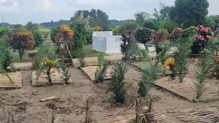 পাবনায় একসঙ্গে শায়িত হলো বজ্রপাতে মৃত ৬ শিশু-কিশোর