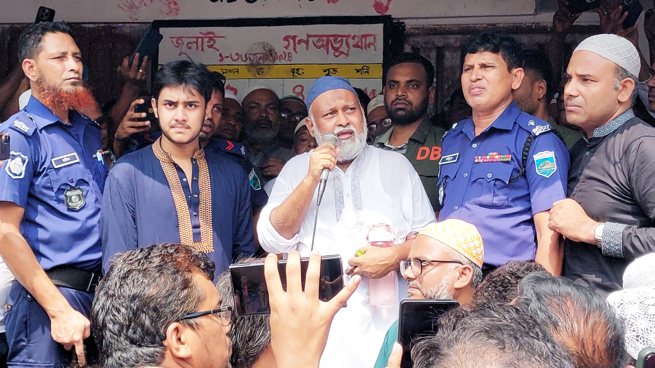 প্যারোলে মুক্তি পেয়ে মায়ের জানাজায় সাবেক এমপিপুত্র