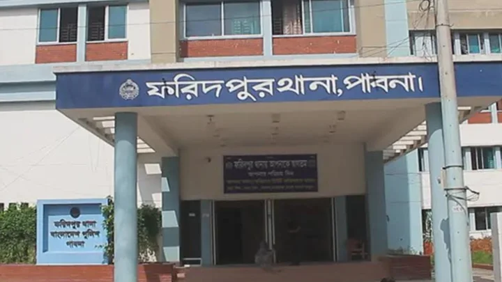 রান্নাঘরে কাজ করছিলেন মা, গলা কেটে হত্যা করল ছেলে