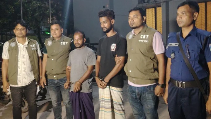 পাবনায় বসতবাড়ি থেকে অস্ত্র তৈরির সরঞ্জামসহ বন্দুক-গুলি জব্দ