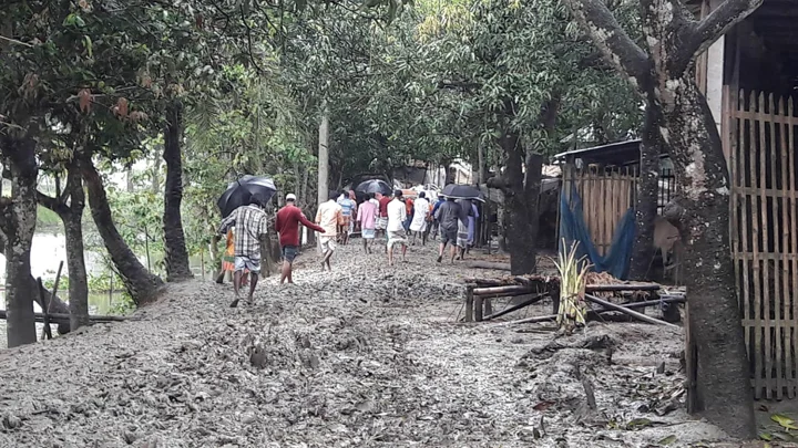 ১ কিমি কাদার চক্রেই কাটল স্বাধীনতার ৫৪ বছর
