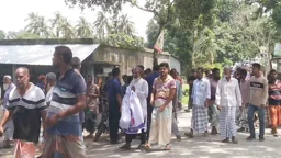 পাবনায় মানববন্ধনে পিস্তল উঁচিয়ে হামলা, একজন গুলিবিদ্ধ
