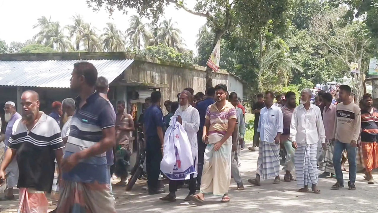 পাবনায় মানববন্ধনে পিস্তল উঁচিয়ে হামলা, একজন গুলিবিদ্ধ
