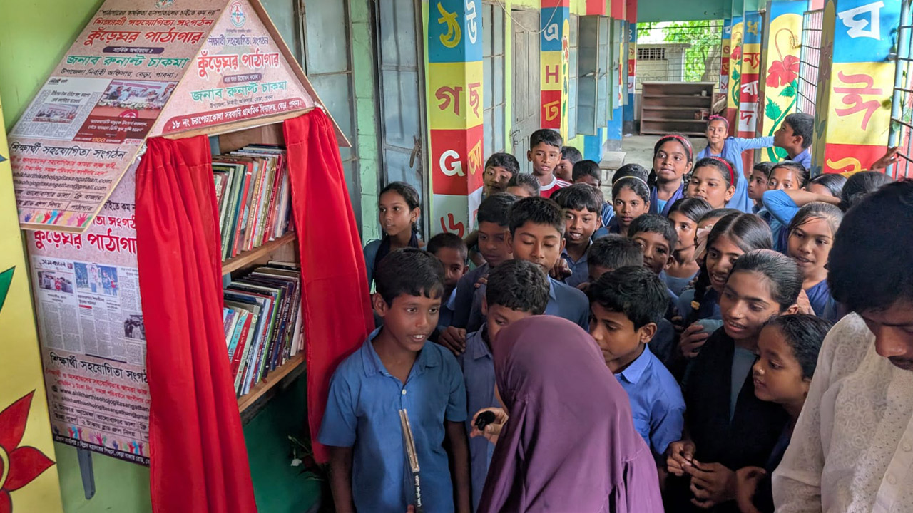 পাঠাগারের বই নিতে অপেক্ষমাণ ছাত্রছাত্রী। ছবি: এশিয়া পোস্ট