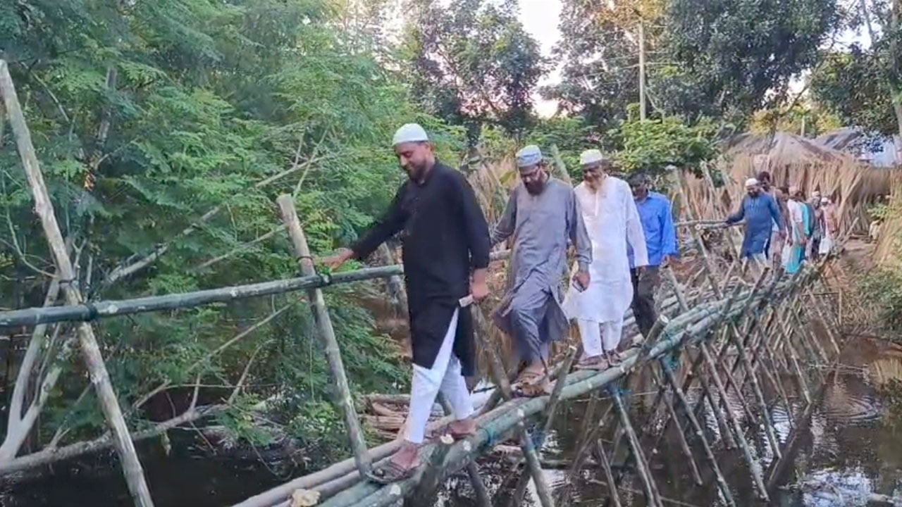 ১২০ ফুটের একটি বাঁশের সাঁকো ১০ গ্রামের মানুষের ভরসা। ছবি : এশিয়া পোস্ট