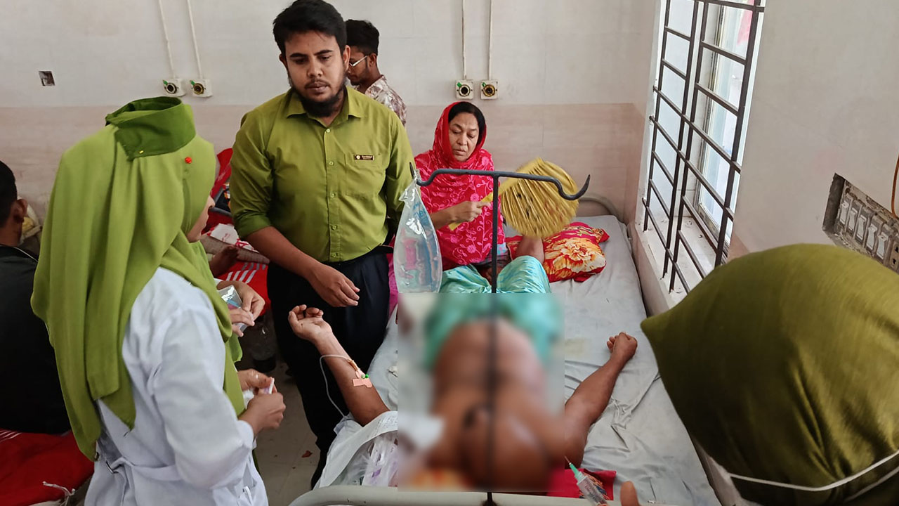 গুলিবিদ্ধ ইকরাম মোল্লাকে পাবনা জেনারেল হাসপাতালে ভর্তি করা হয়েছে। ছবি : এশিয়া পোস্ট