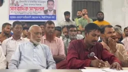 পুলিশ আসায় সংবাদ সম্মেলন ছেড়ে পালালেন স্বেচ্ছাসেবক দল নেতা