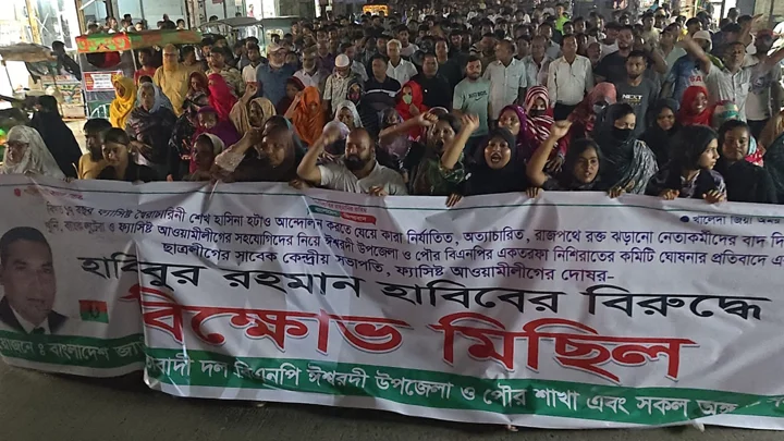 দণ্ডপ্রাপ্ত আসামি পৌর বিএনপির সদস্যসচিব, প্রতিবাদে ঝাড়ু মিছিল