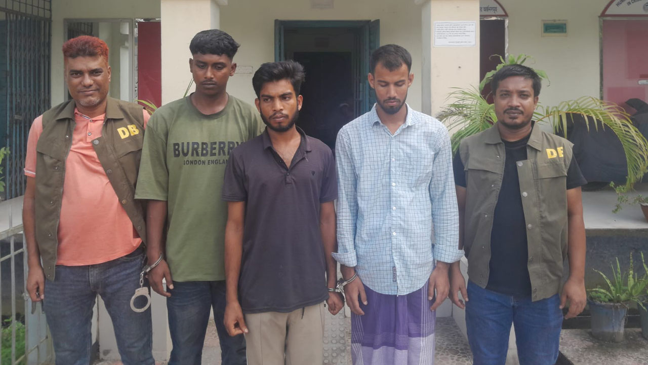 গৃহবধূকে সংঘবদ্ধ ধর্ষণ, ভিডিও ধারণ করে ব্ল্যাকমেল