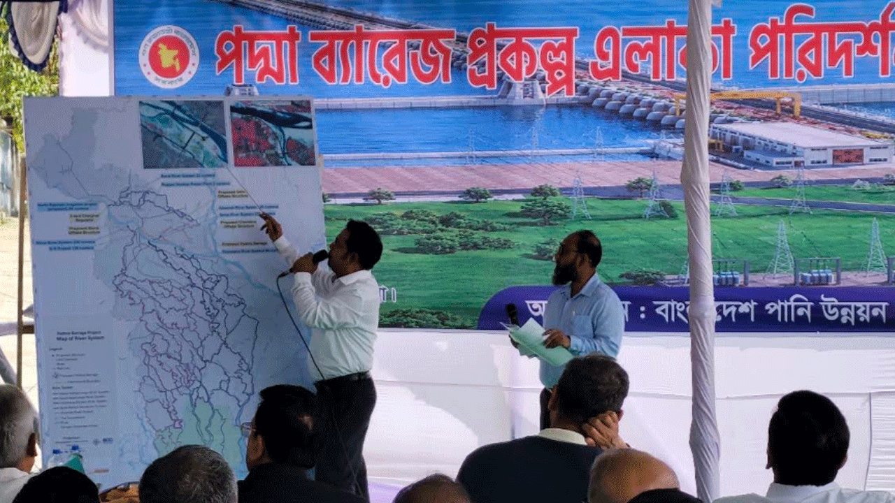 পাবনার সুজানগরে পদ্মা ব্যারাজ প্রকল্প পরিদর্শন ও কারিগরি সভায় মানচিত্র প্রদর্শনের মাধ্যমে প্রকল্পের বিস্তারিত তুলে ধরছেন সংশ্লিষ্ট কর্মকর্তা। ছবি: এশিয়া পোস্ট
