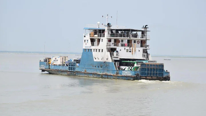 ডুবচর ও ঘাট সংকটে পাটুরিয়া-দৌলতদিয়ায় ব্যাহত পারাপার, যাত্রীদের ভোগান্তি