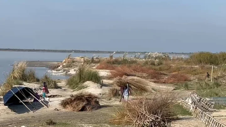 পদ্মার দখল নিয়ে কাকন-কালু বাহিনীর গোলাগুলি, আতঙ্ক নদীপাড়ে