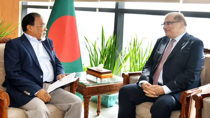 প্রধানমন্ত্রীর জনপ্রশাসন উপদেষ্টার সঙ্গে পাকিস্তানি হাইকমিশনারের সাক্ষাৎ