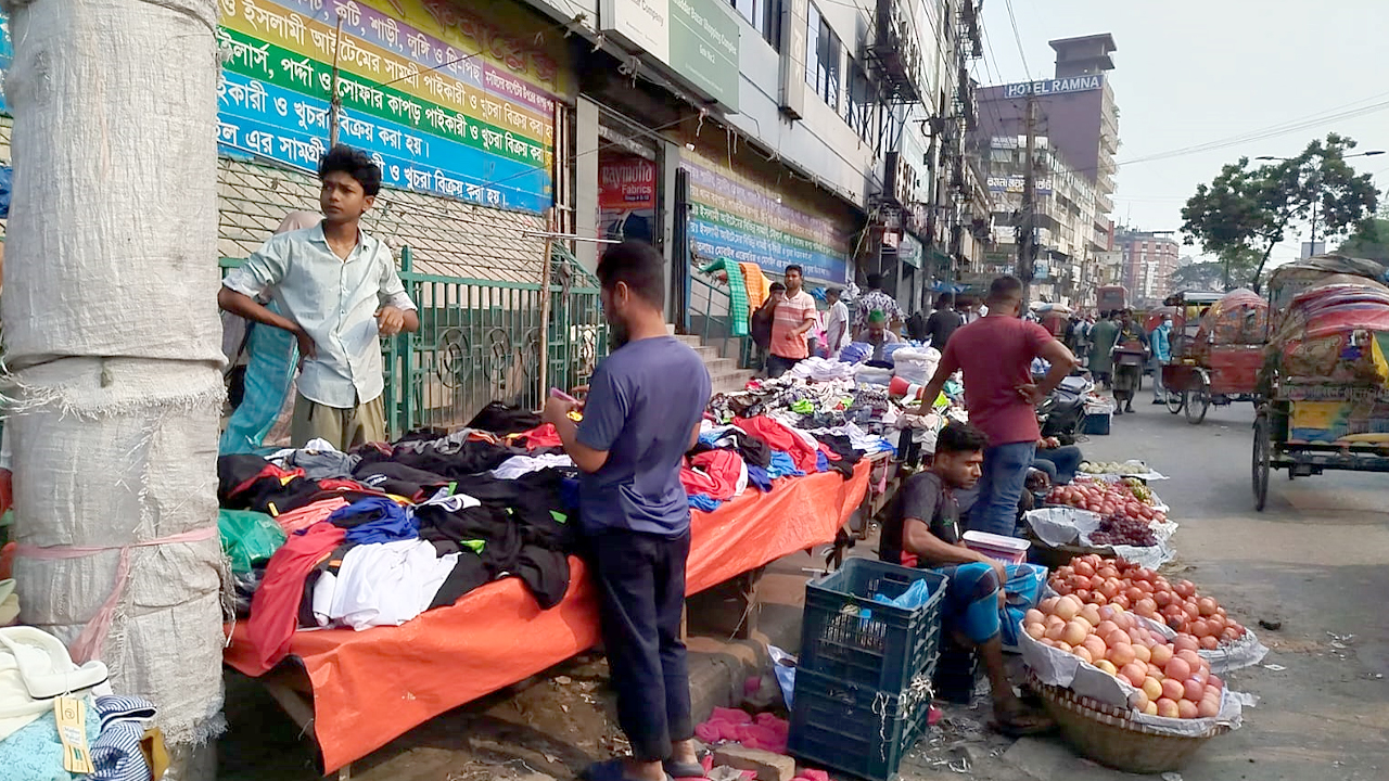 জিরো পয়েন্ট এলাকার ফুটপাতে আবারও বসতে শুরু করেছেন হকাররা। ছবি: এশিয়া পোস্ট