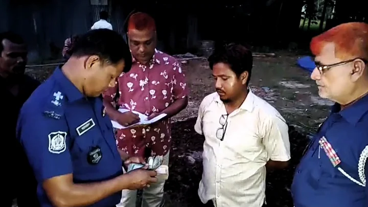 রাস্তার কাজ তদারকির সময় ব্যাগে মিলল টাকা, উপসহকারী প্রকৌশলীকে আটক