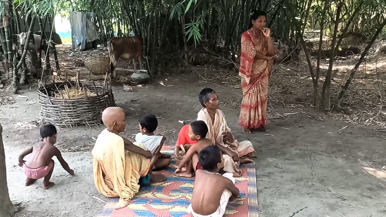 আউলিয়ার ঘাট ট্র্যাজেডিতে পরিবারটি কর্মক্ষম পুরুষ সদস্যরা প্রাণ হারান। পঞ্চগড়ের বোদা বোদা উপজেলার সাকোয়া ইউনিয়ন থেকে সম্প্রতি তোলা। ছবি: এশিয়া পোস্ট