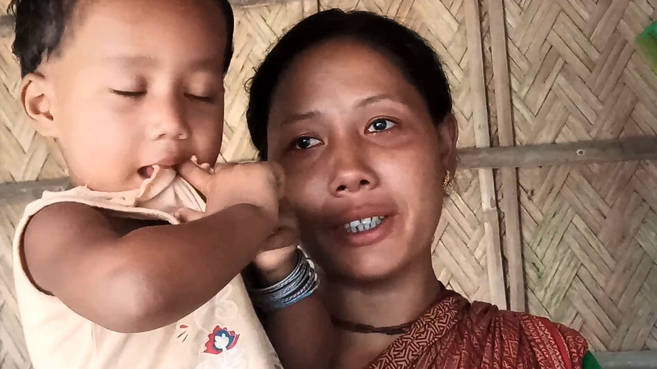 স্বামীকে হারিয়ে কষ্টে দিন কাটানোর কথা বলতে গিয়ে কান্নায় ভেঙে পড়েন আদুরী রাণী। পঞ্চগড়ের বোদা উপজেলার সাকোয়া ইউনিয়ন থেকে সম্প্রতি তোলা। ছবি: এশিয়া পোস্ট