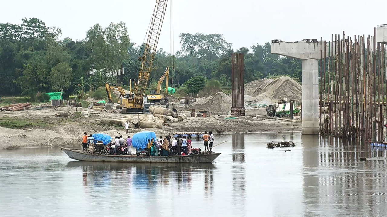 করতোয়া নদীর ওপর নির্মাণাধীন সেতু। পঞ্চগড়ের বোদা উপজেলা থেকে সম্প্রতি তোলা। ছবি: এশিয়া পোস্ট