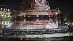 বিক্ষোভ ও লুটপাট ঠেকাতে প্যারিসের দুই গুরুত্বপূর্ণ এলাকায় রাতভর কারফিউ