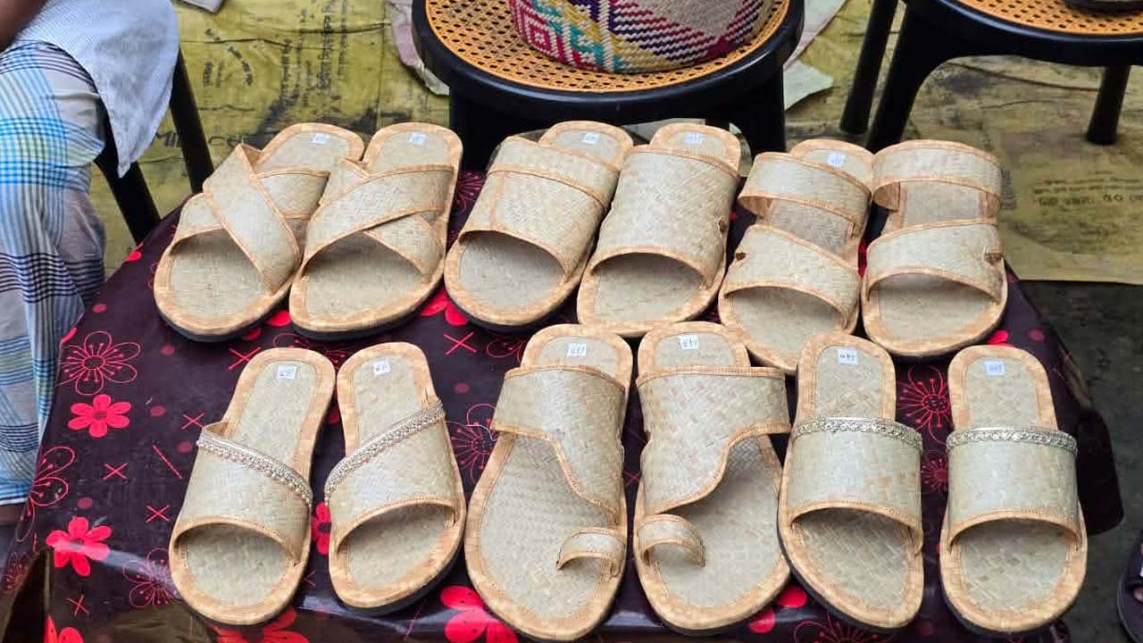শীতলপাটির তৈরি স্যান্ডেল। ছবি: এশিয়া পোস্ট