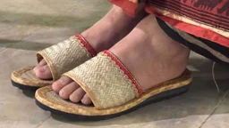 শীতলপাটি দিয়ে স্যান্ডেল তৈরি করছেন রাবির চার শিক্ষার্থী