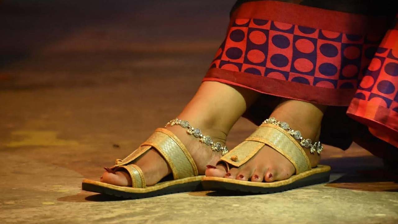 শীতলপাটির তৈরি স্যান্ডেল। ছবি: এশিয়া পোস্ট