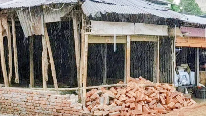 বিদ্যালয়ের নির্মাণাধীন দোকান ভাঙচুরের অভিযোগ যুবদল নেতার বিরুদ্ধে