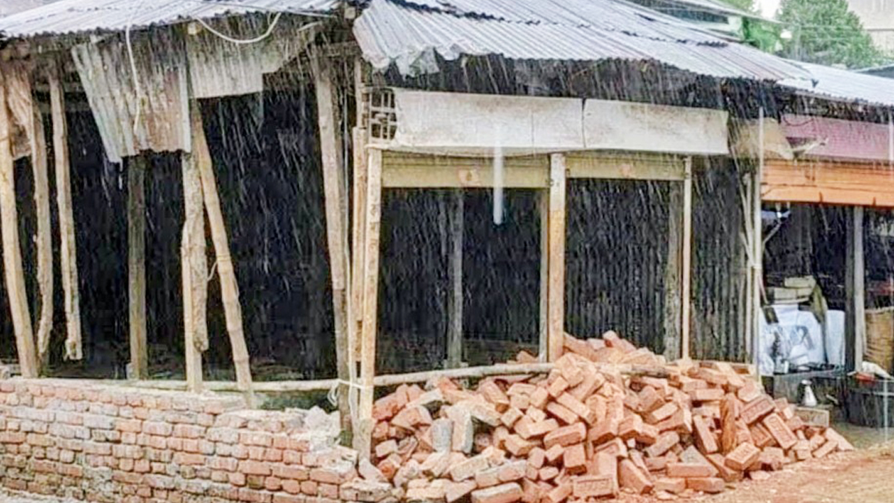 বিদ্যালয়ের নির্মাণাধীন দোকান ভাঙচুরের অভিযোগ যুবদল নেতার বিরুদ্ধে