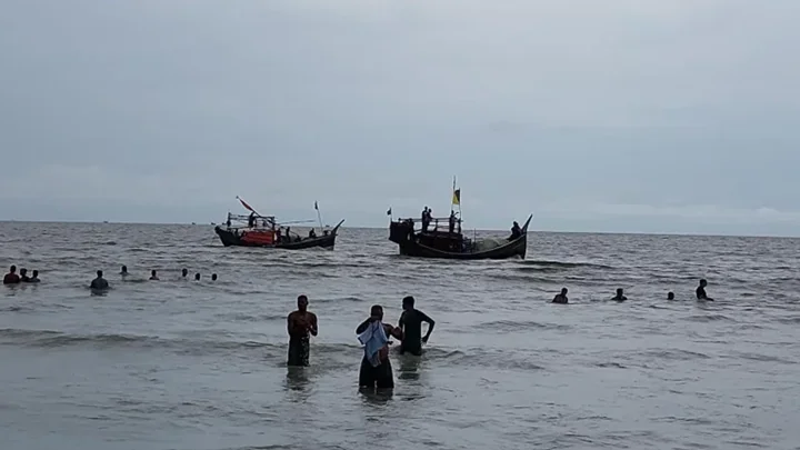 মাছ ধরার ট্রলারে বজ্রপাত, দুই জেলের মৃত্যু