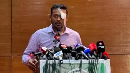 Nasiruddin Patwari delivers speech with bandaged eye