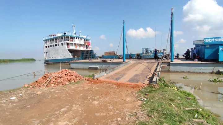 ৮ দিন ধরে বন্ধ ধাওয়াপাড়া-নাজিরগঞ্জ ফেরি, ঝুঁকিপূর্ণ নৌকায় পারাপার