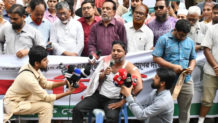 Islami Bank dismissed employees, customers’ forum clash at Motijheel