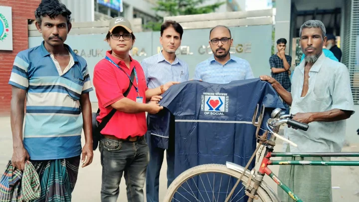 UCD-7 distributes raincoats
to poor working people