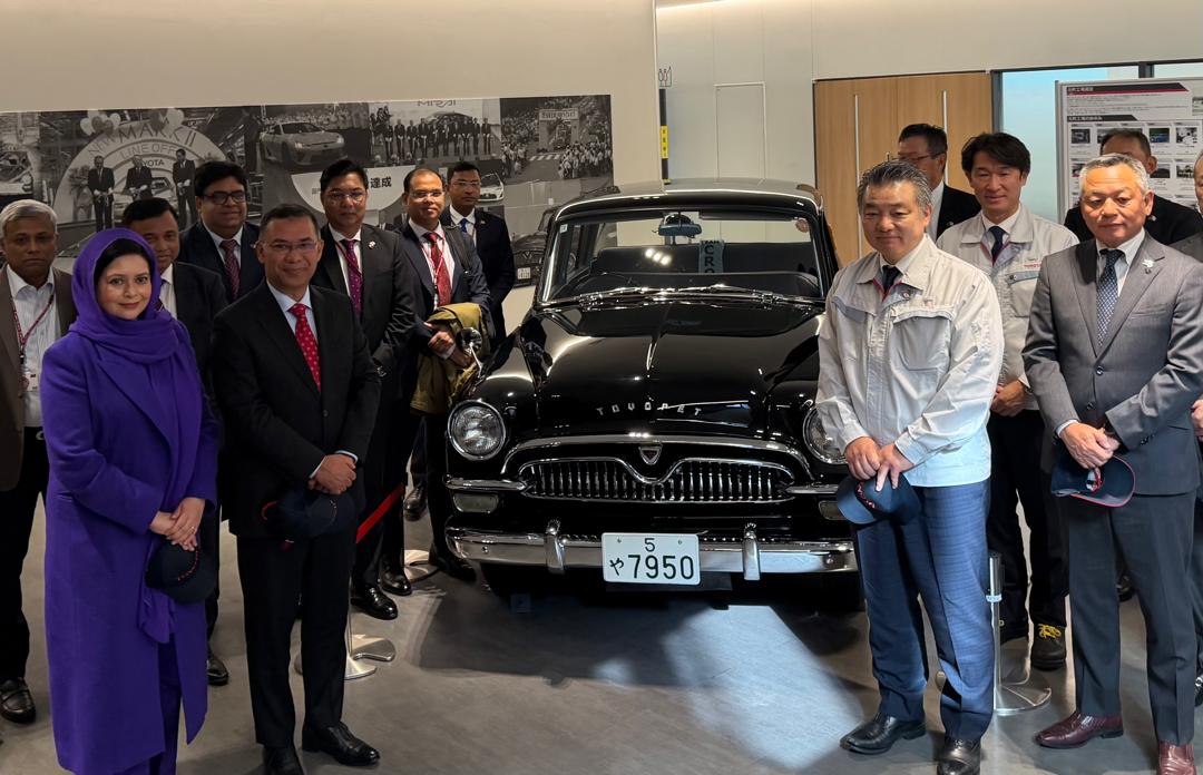 PM visits Toyota's Motomachi factory in Japan