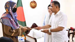 PM provides financial aid to families of soldiers killed in shell blast