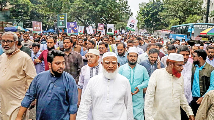 Government faces challenge from
two parallel opposition forces